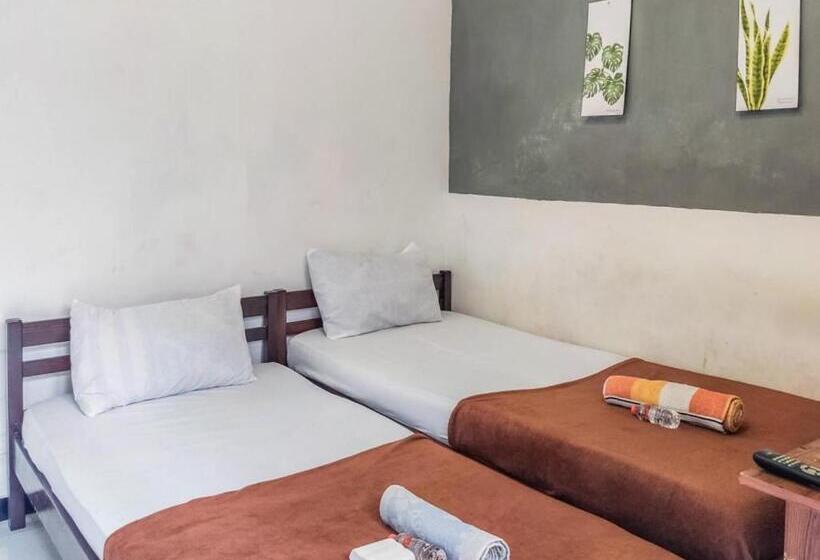 ホテル Kartini Guest House Near Alun Alun Probolinggo