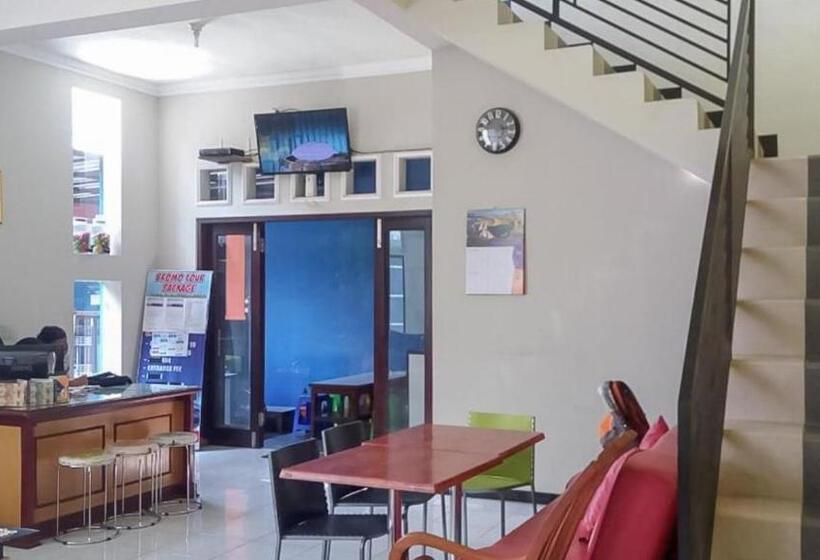 ホテル Kartini Guest House Near Alun Alun Probolinggo