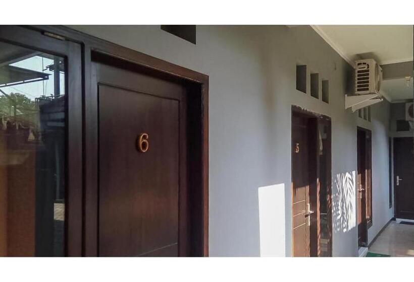 ホテル Kartini Guest House Near Alun Alun Probolinggo