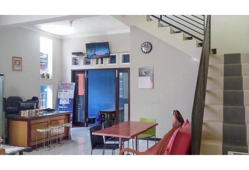 ホテル Kartini Guest House Near Alun Alun Probolinggo