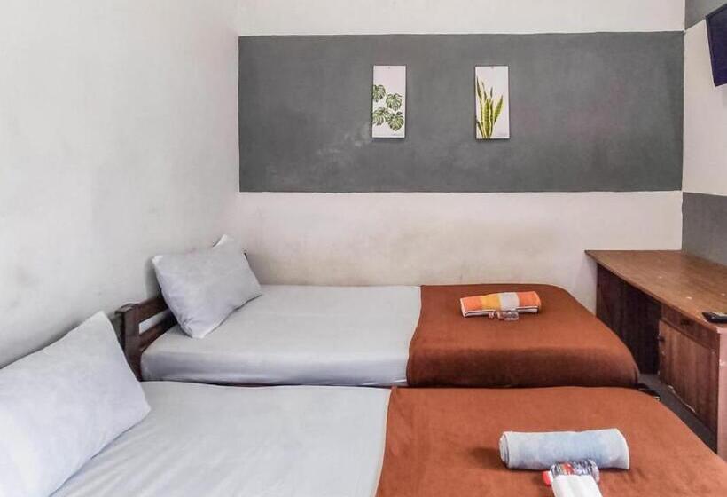 ホテル Kartini Guest House Near Alun Alun Probolinggo