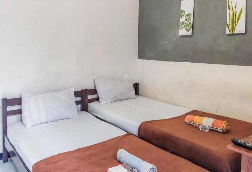 ホテル Kartini Guest House Near Alun Alun Probolinggo