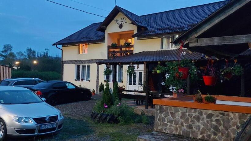 بنسيون La Ionicã Rozavlea Mm