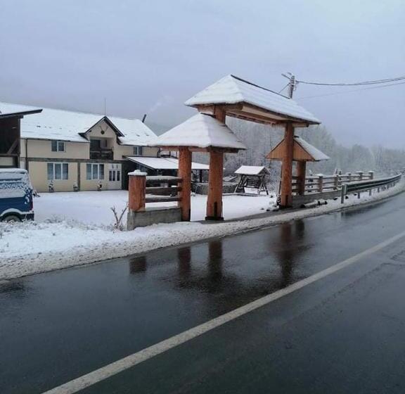 بنسيون La Ionicã Rozavlea Mm