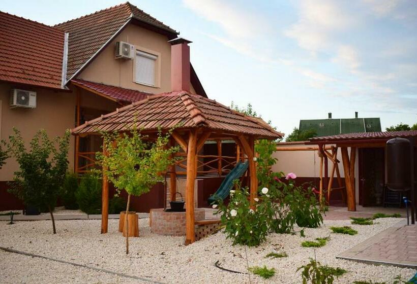 ペンション Tündérfátyol Vendégház