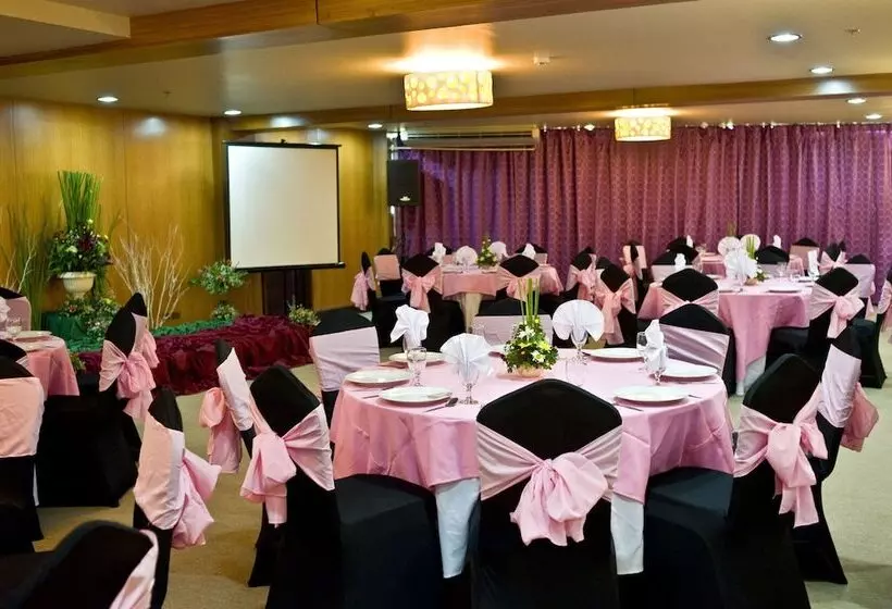 Goldberry Suites & Hotel Mactan