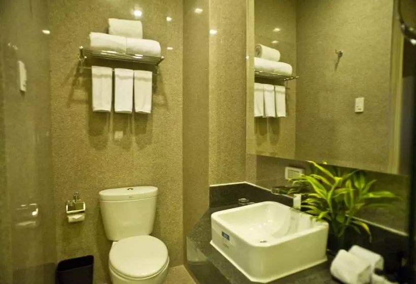 Goldberry Suites & Hotel Mactan