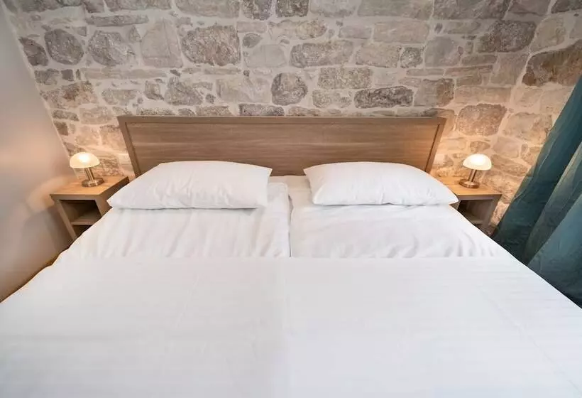 تختخواب و صبحانه Tifani Luxury Rooms