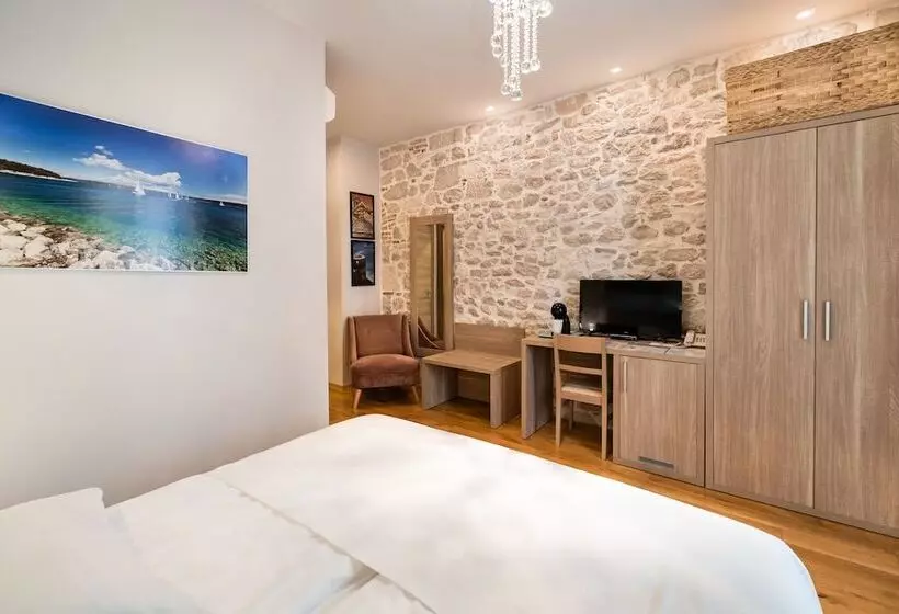 تختخواب و صبحانه Tifani Luxury Rooms