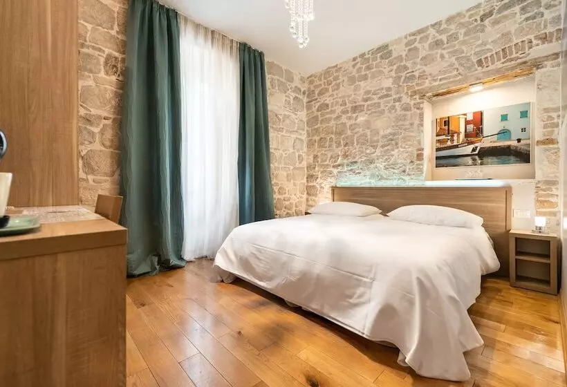 تختخواب و صبحانه Tifani Luxury Rooms