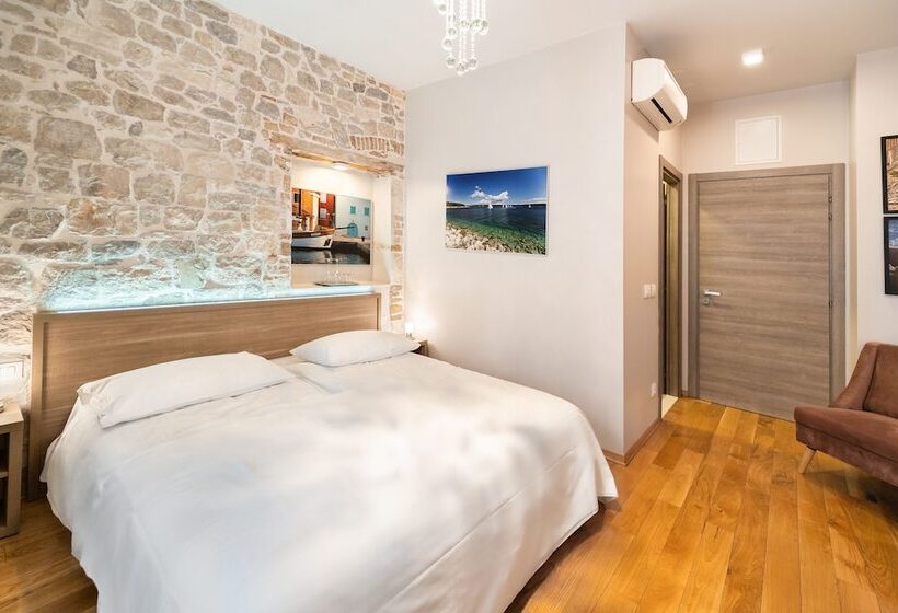 تختخواب و صبحانه Tifani Luxury Rooms