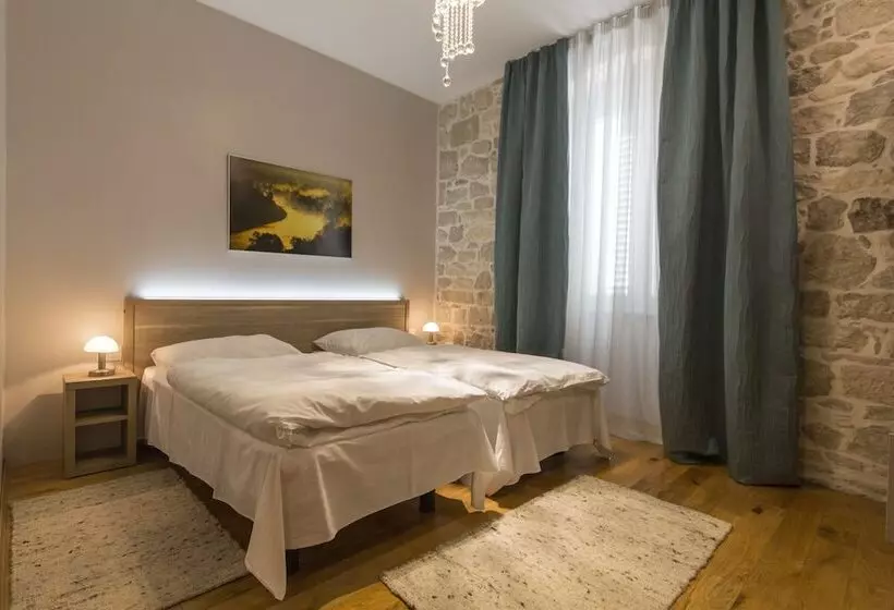 تختخواب و صبحانه Tifani Luxury Rooms