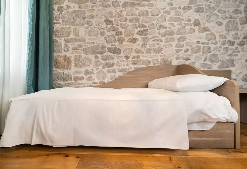 تختخواب و صبحانه Tifani Luxury Rooms