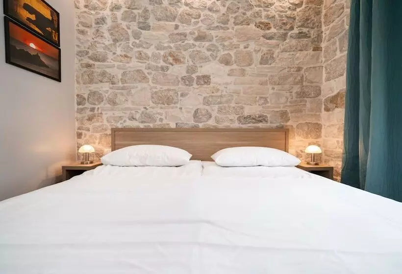 تختخواب و صبحانه Tifani Luxury Rooms