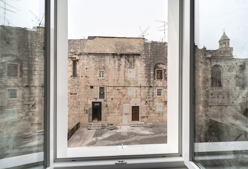 تختخواب و صبحانه Tifani Luxury Rooms