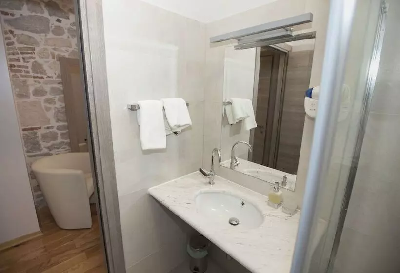 تختخواب و صبحانه Tifani Luxury Rooms