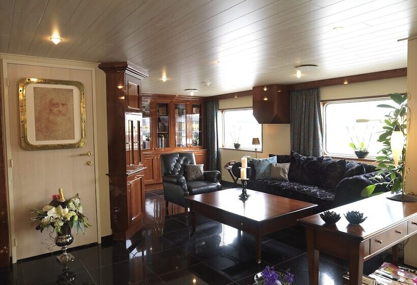 Crossgates Hotelship Hafen   Neuss