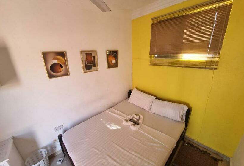 پانسیون Nyali Links Road Homestay Room 72