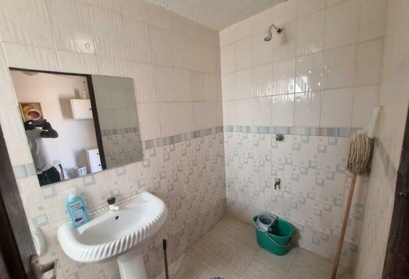 پانسیون Nyali Links Road Homestay Room 72