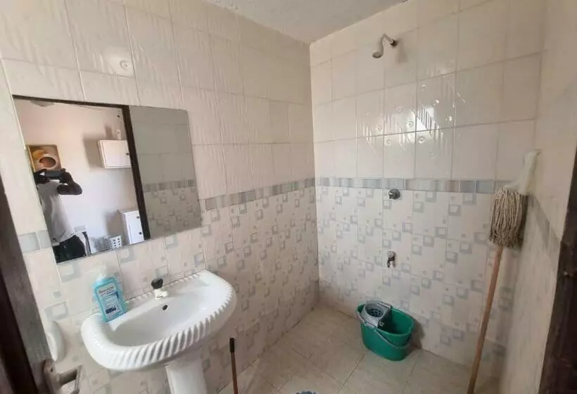 پانسیون Nyali Links Road Homestay Room 72