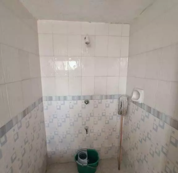 پانسیون Nyali Links Road Homestay Room 72