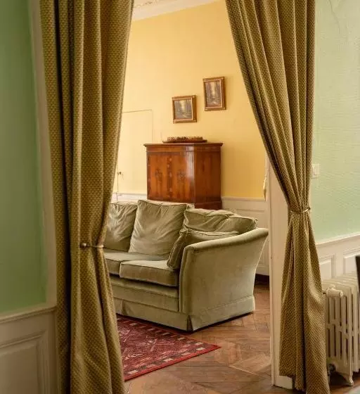 Majatalo L Escapade Place Voltaire