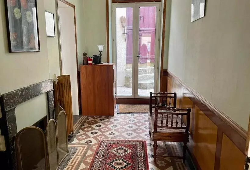 Majatalo L Escapade Place Voltaire