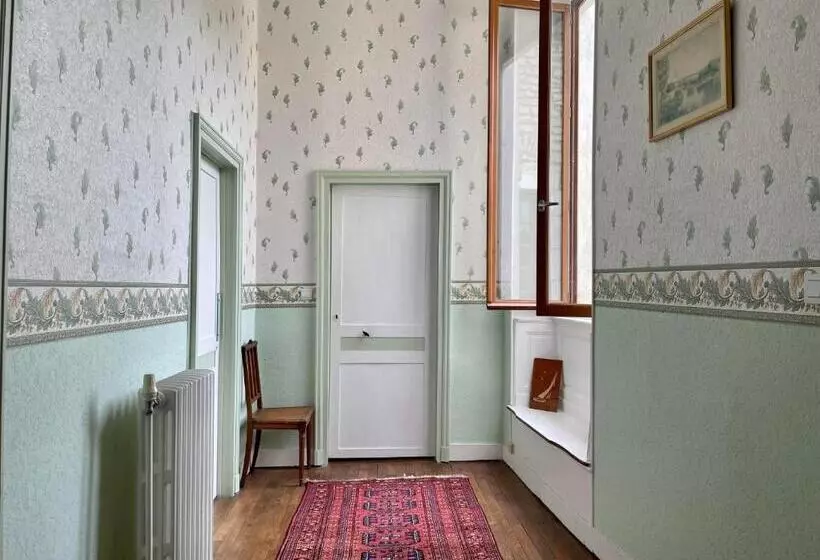 Majatalo L Escapade Place Voltaire