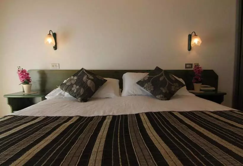 Otel Albergo Ristorante Cacciatori