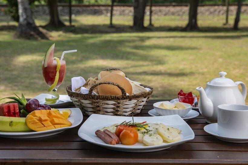 Отель Palm Beach Inn &sea Shells Cabanas