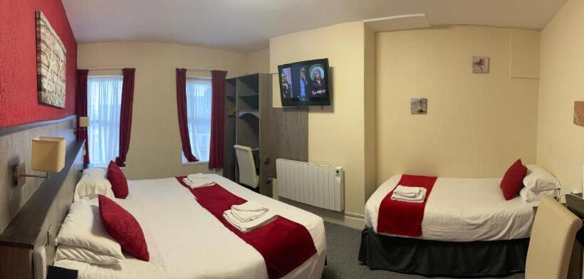 בית מלון כפרי The Port