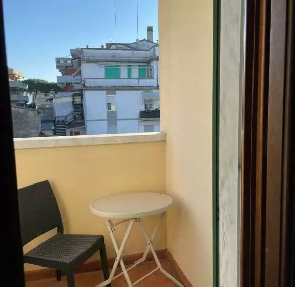 Majatalo Spaziosa Camera Con Letto Alla Francese E Balcone A 500 Mt Dal Mare