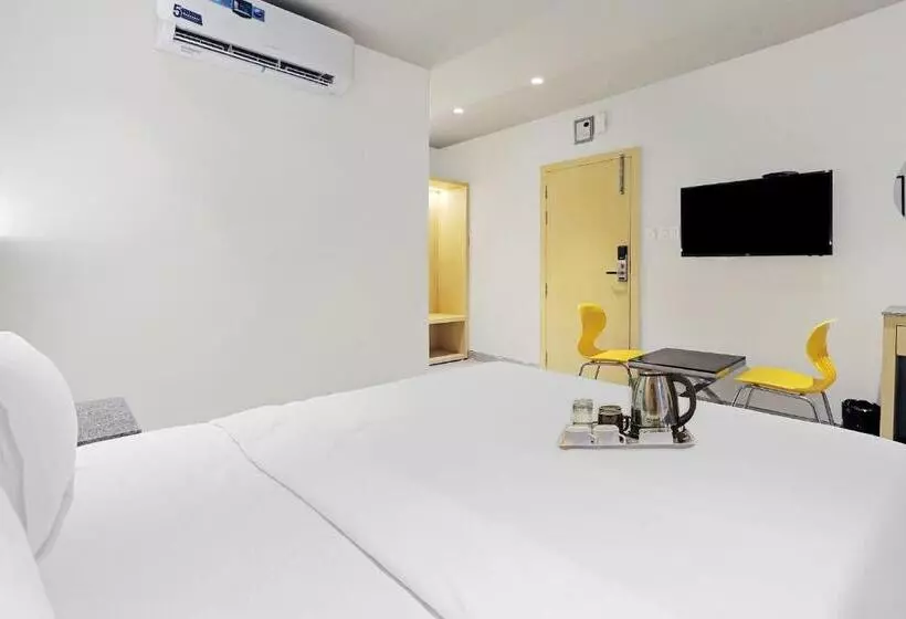 Fabhotel Oasis Yellow Courtyard