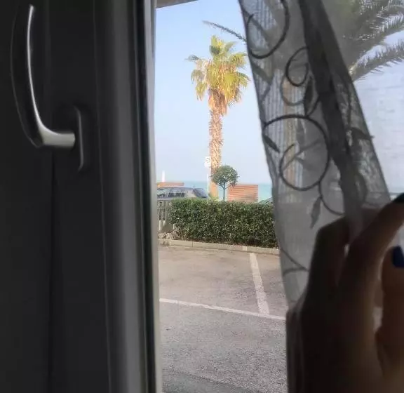 تختخواب و صبحانه Frontemare Faleria