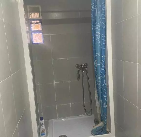 پانسیون Lf Habitación Familiar Con Balcón Y Baño Privado   No Fumadores   Sin Ascensor