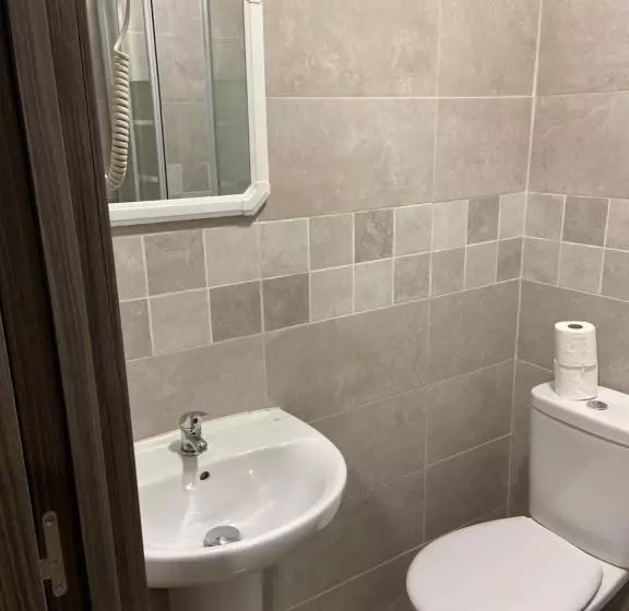 پانسیون Lf Habitación Familiar Con Balcón Y Baño Privado   No Fumadores   Sin Ascensor