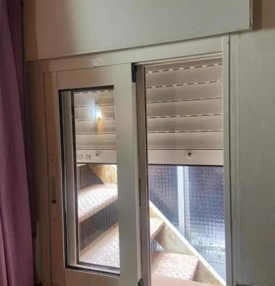 پانسیون Lf Habitación Familiar Con Balcón Y Baño Privado   No Fumadores   Sin Ascensor