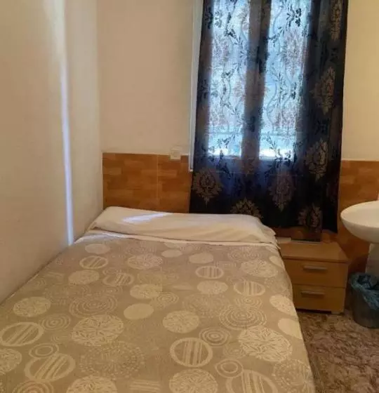 پانسیون Lf Habitación Familiar Con Balcón Y Baño Privado   No Fumadores   Sin Ascensor