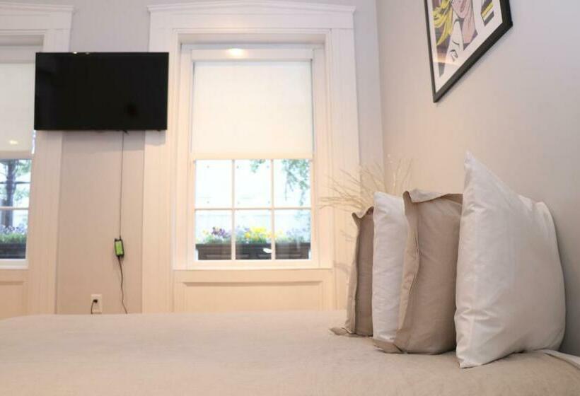 Downtown Beacon Hill, Convenient, Comfy Studio #1