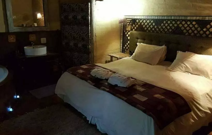 پانسیون Essential Rose Room African Silhouette Country House For Essential Workers