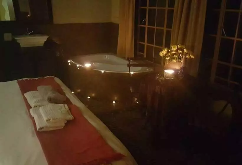پانسیون Essential Rose Room African Silhouette Country House For Essential Workers