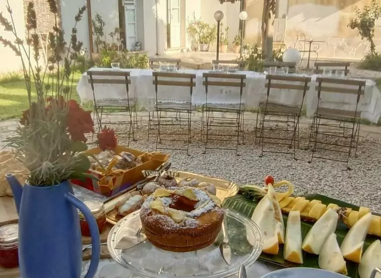 تختخواب و صبحانه U  Iazzu