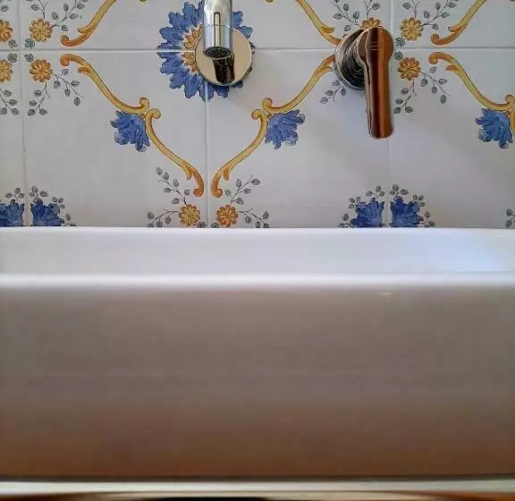 تختخواب و صبحانه U  Iazzu