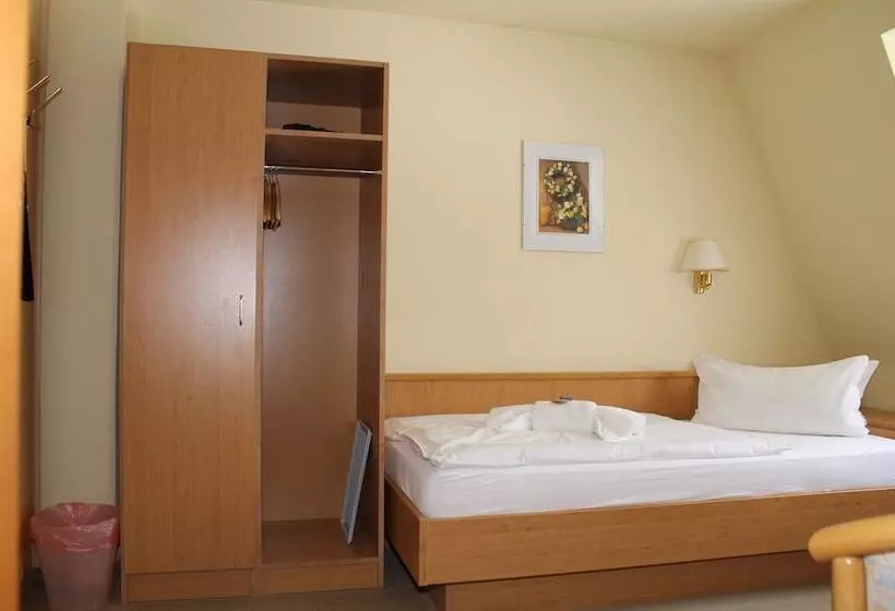 Отель Am Berg Oybin Garni