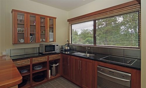 Отель Turangi Trout Lodge