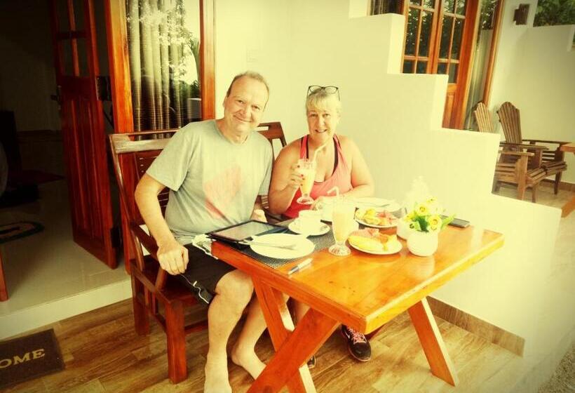 Pensão V@ella Guesthouse