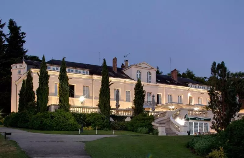 Отель Domaine Et Golf De Vaugouard  La Maison Younan