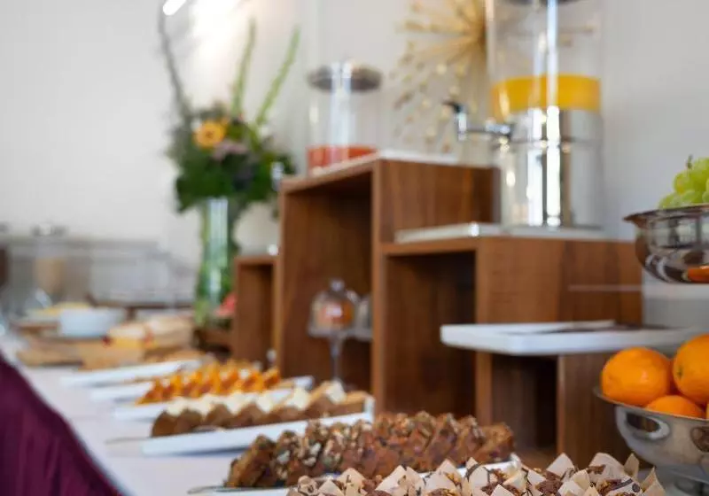 Отель Domaine Et Golf De Vaugouard  La Maison Younan