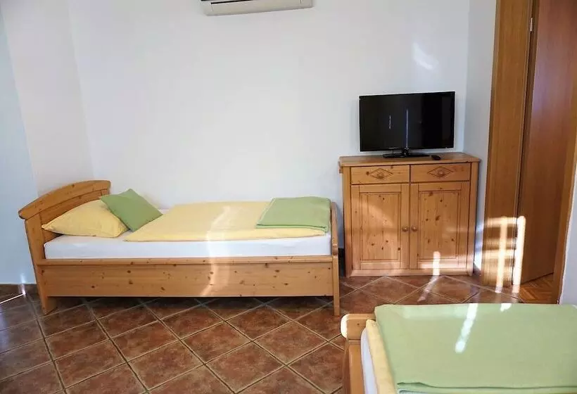 پانسیون Rooms & Apartments Pr Matjon