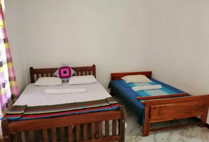 هتل Monkey Garden
